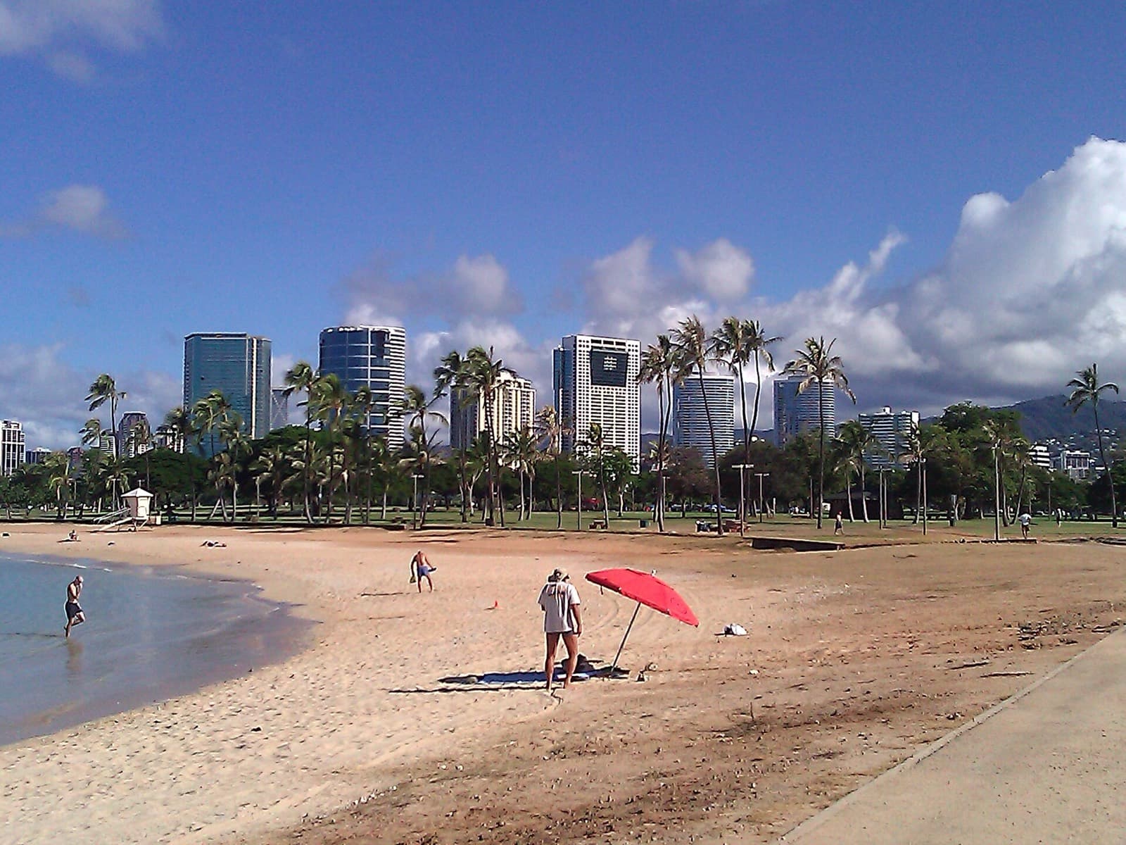 Honolulu Triathlon: ala moana beach park shoreline with honolulu skyline