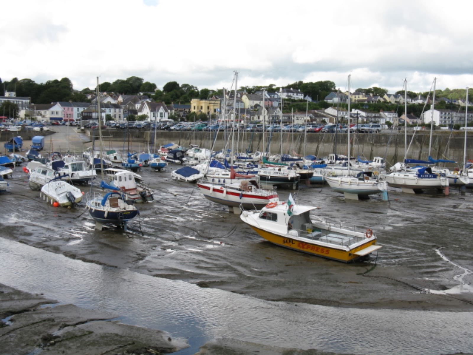 Saundersfoot Triathlon: saundersfoot harbour at low tide with moored boats