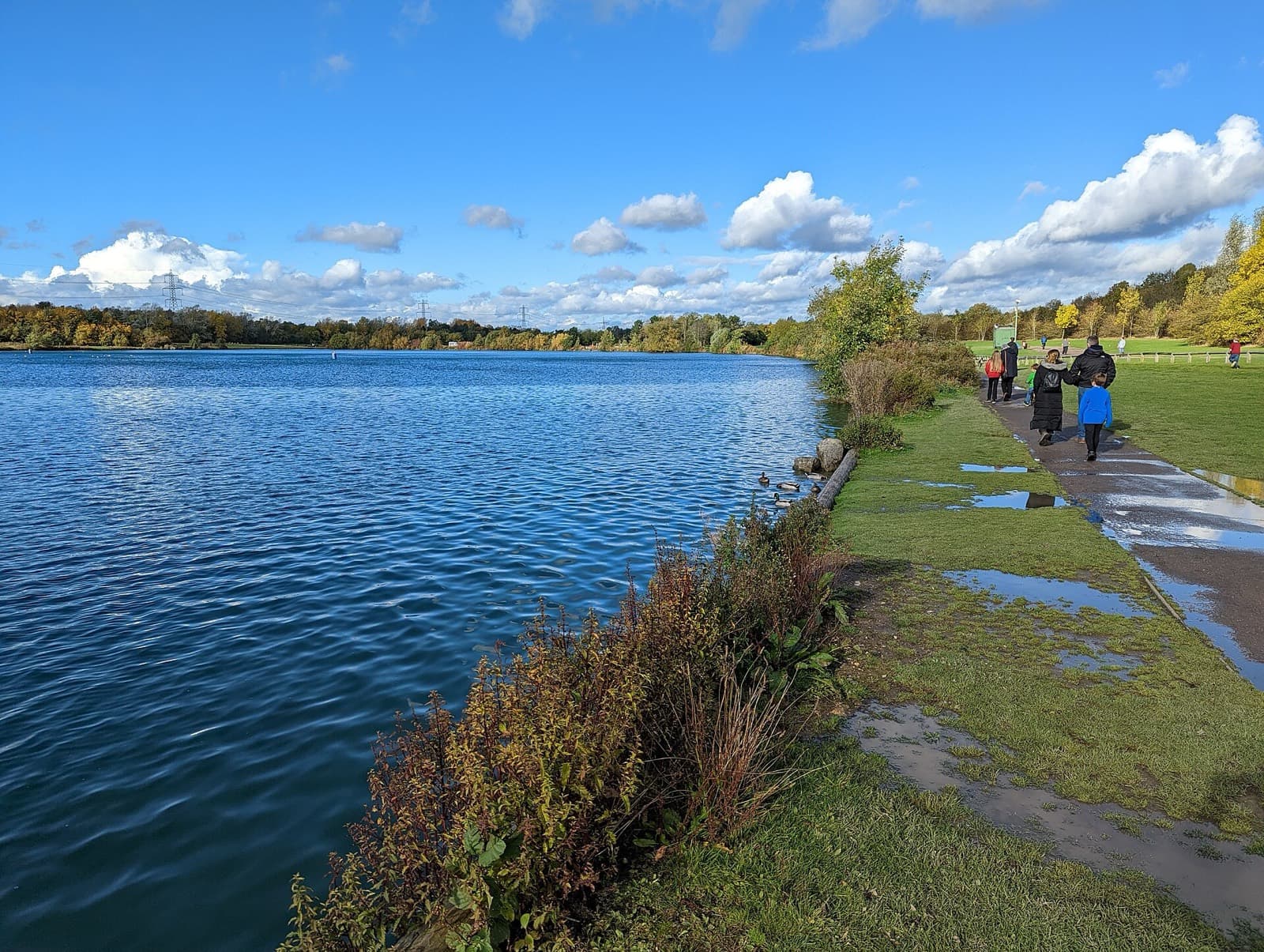 Sheffield Triathlon and Duathlon (Rother Valley): lake at rother valley country park with the lakeside path