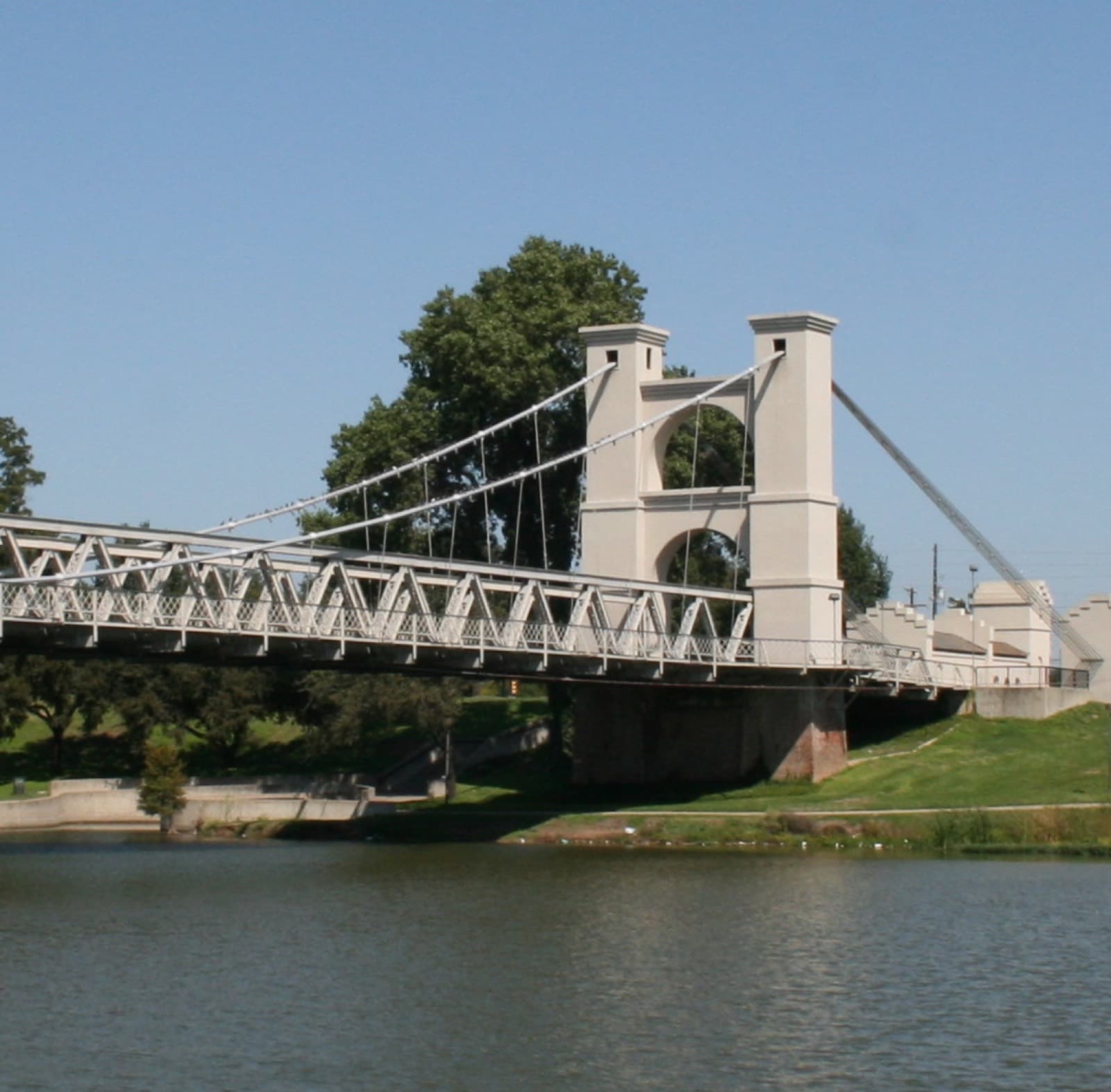 Electrolit TriWaco Triathlon: waco suspension bridge over the brazos, where the run finishes