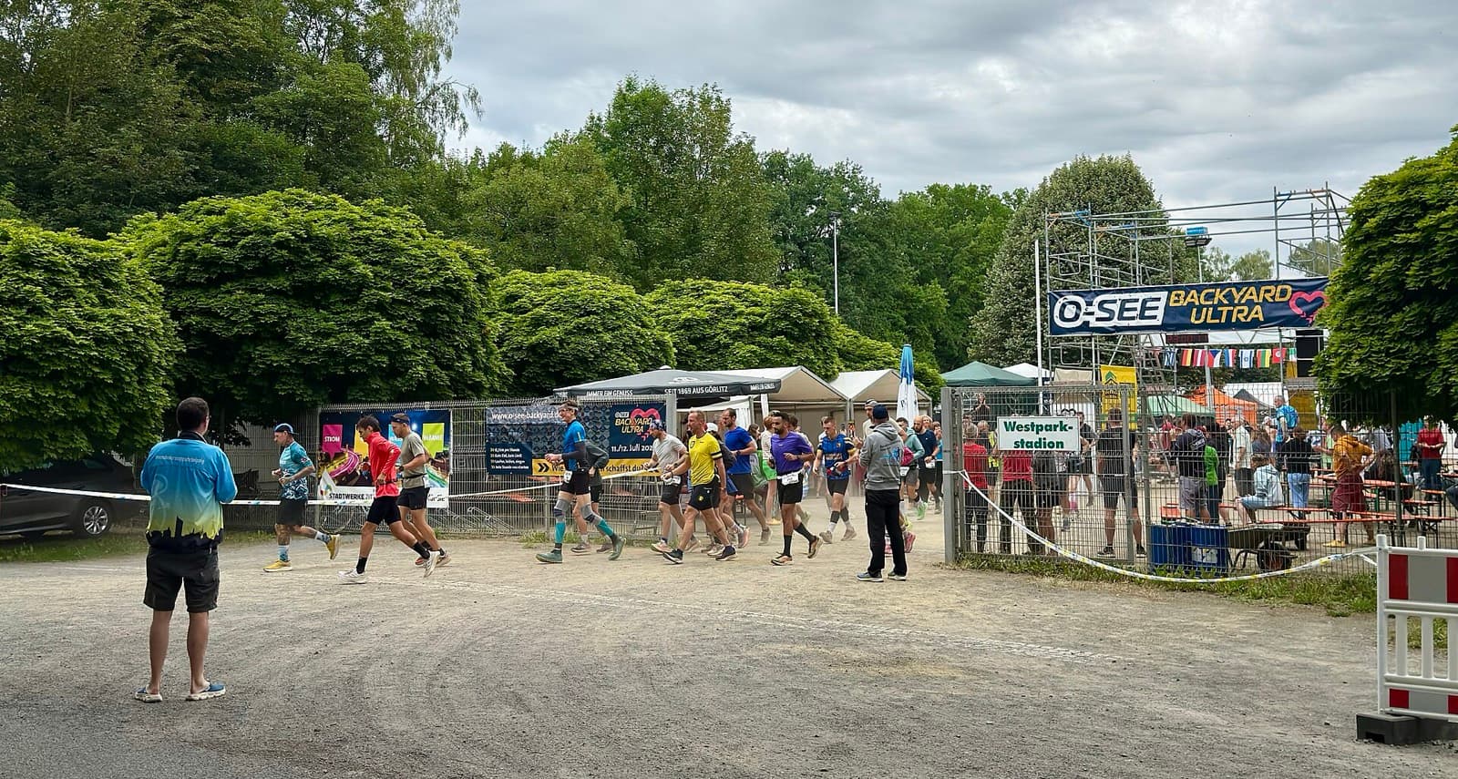 Big's Backyard Ultra (Big Dog's Backyard Ultra World Championship): runners leaving the start/finish area at a different backyard ultra (zittau, germany); illustrates the format. no free photo of the bell buckle course was found.
