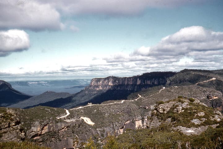 Narrow Neck escarpment and ridge track in the Blue Mountains, course landmark scenery outside race day